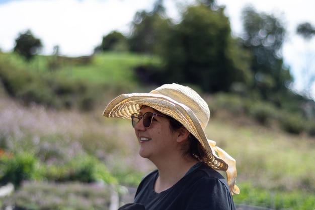 Foto mooie lachende vrouw in het veld