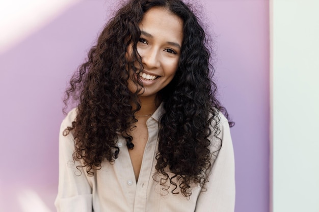 mooie lachende vrouw met gebogen haar buiten portret