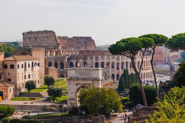 Mooie landschapsmening bij het beroemde oriëntatiepunt van het Roman Forum in Rome Italy