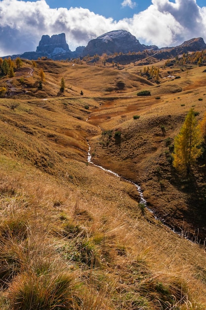 Mooie landschapsmening bij passo falzarego het grondgebied van Agordo en Cortina d'Ampezzo, Dolomiti, Italië.