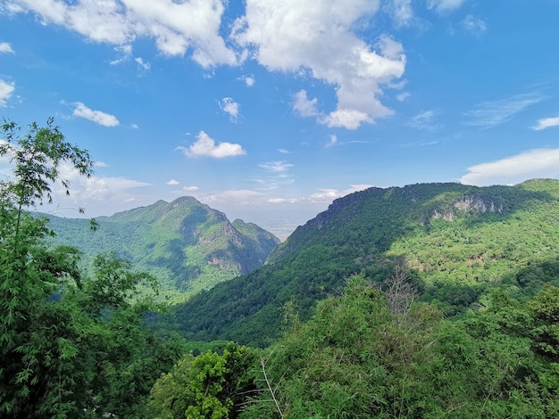 Mooie landschapsmening van berg en blauwe hemel. toeristische attractie bij Ban Pha Hee in de provincie Chiangrai. Thailand