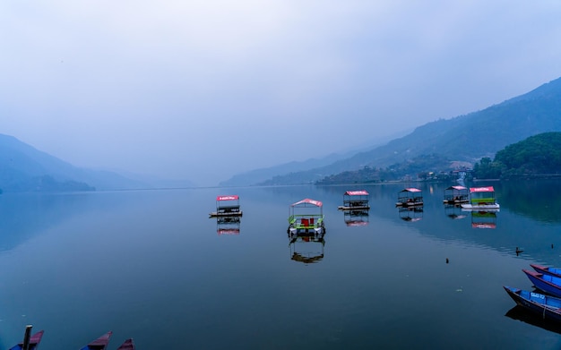 Mooie landschapsmening van Phewa-meer en boten in Pokhara Nepal