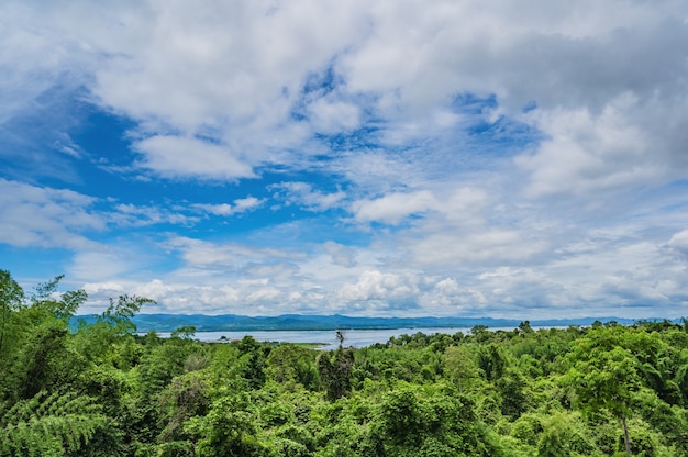 Mooie landschapsmening vanuit gezichtspunt van Huai mae khamin waterval Srinakarin nationaal park in Kanchanaburi thailand.