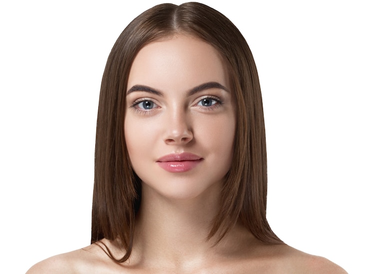 Foto mooie lange haar donkerbruine vrouw met het vrouwelijke model van het schoonheidskapsel. studio opname. geïsoleerd wit.