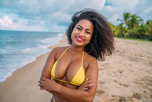 Mooie Latijns-Amerikaanse vrouw in bikini op het strand