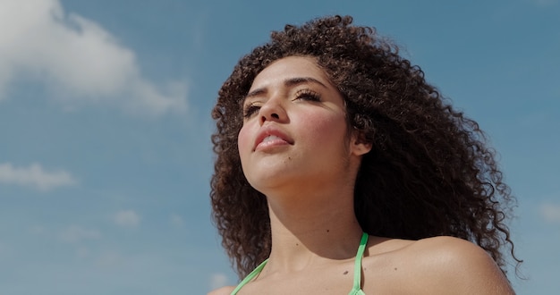 Mooie Latijns-Amerikaanse vrouw op het strand