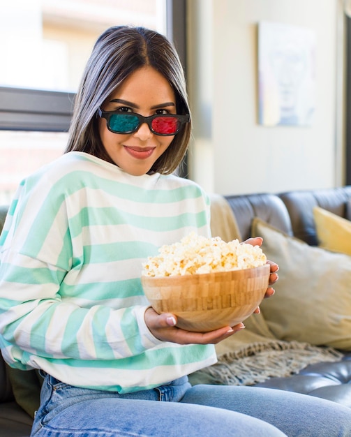 Mooie Latijnse vrouwenfilm en popcorn