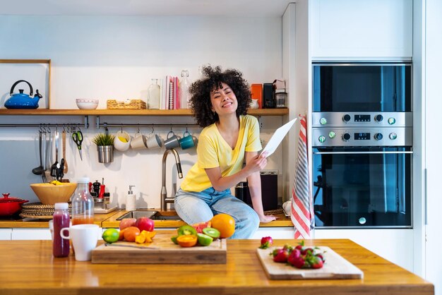 Mooie latino vrouw thuis