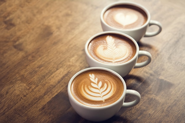 Mooie latte kunstkoffies op de lijst