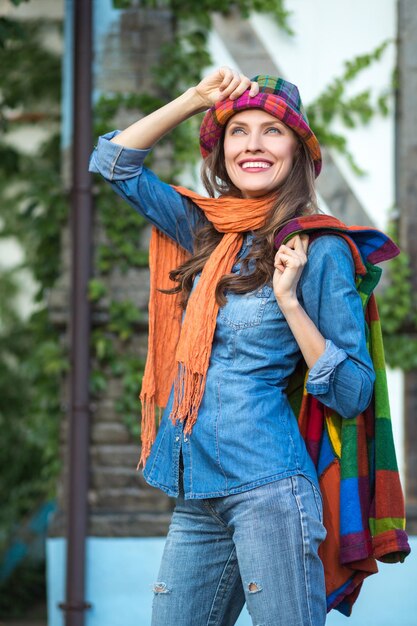 Foto mooie lente of herfst vrouw buitenshuis portret