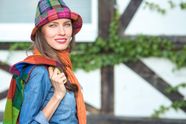 Mooie lente of herfst vrouw buitenshuis portret