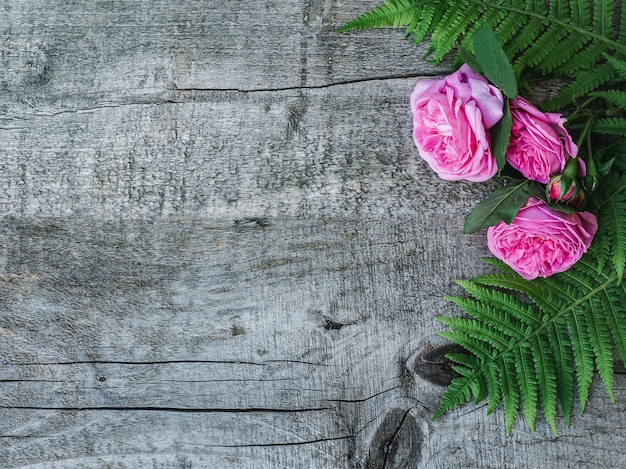 Mooie, lentebloemen die op sjofele raad liggen