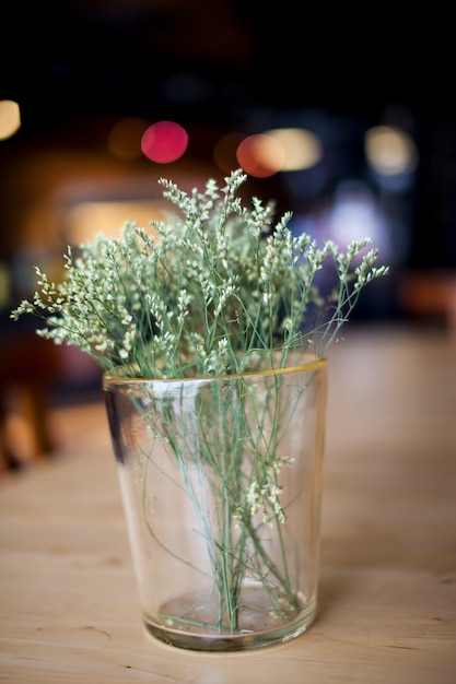 Mooie Lentebloemen in een glas achtergrond bokeh.