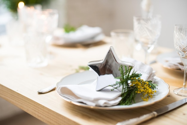 Mooie lentetafel met groene bladeren en mimosa takken