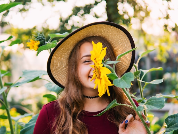 Mooie lieve jonge vrouw met zonnebloemen portret