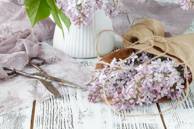 Mooie lila bloemen op roze stoffen muur