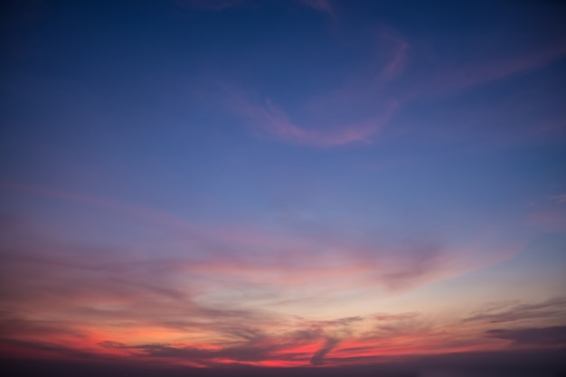 Foto mooie lucht in de avond