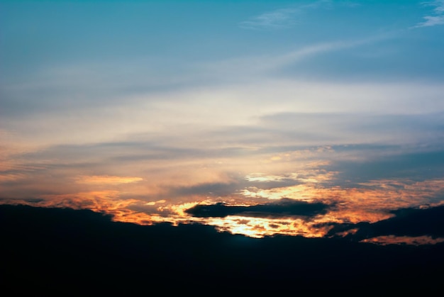 Mooie lucht in de schemering bij zonsondergang