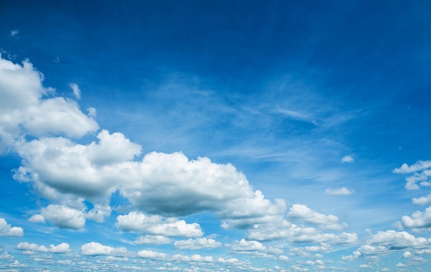 Mooie lucht met stapelwolken