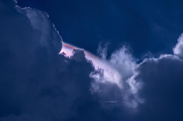 Mooie lucht met vuurregenboogwolk