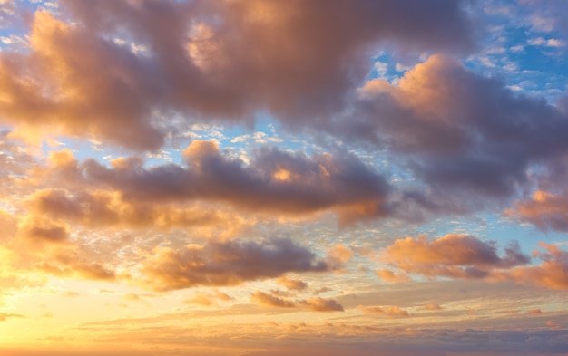 Mooie lucht met wolken bij zonsondergang, kan als achtergrond worden gebruikt - Cloudsape