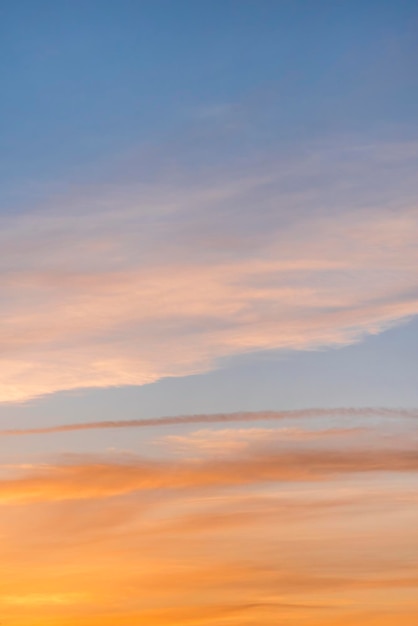 Mooie lucht met wolken bij zonsondergang of zonsopgang