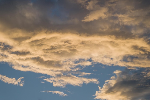 Mooie lucht met wolken bij zonsondergang