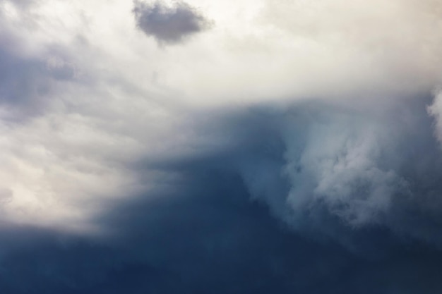 Mooie lucht met wolken en zon