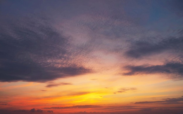 Mooie lucht met wolken tijdens zonsondergang of zonsopgang Panoramisch skyscape