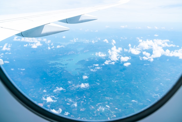 Foto mooie lucht uitzicht vanuit vliegtuig raam