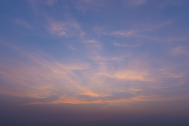 Mooie lucht wanneer de zon schijnt