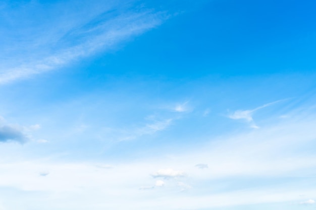 Mooie luchtatmosfeer heldere blauwe hemelachtergrond abstracte duidelijke textuur met witte wolken