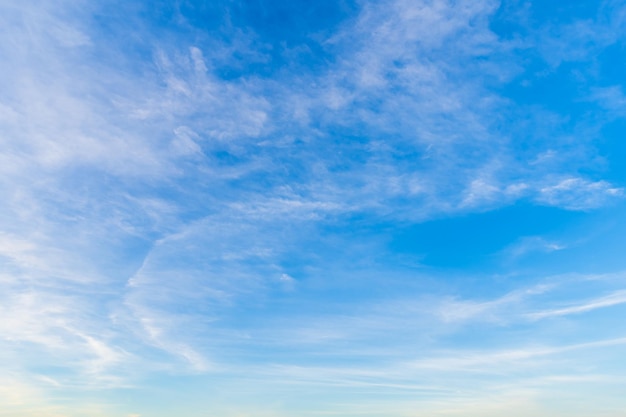 Mooie luchtatmosfeer heldere blauwe hemelachtergrond abstracte duidelijke textuur met witte wolken