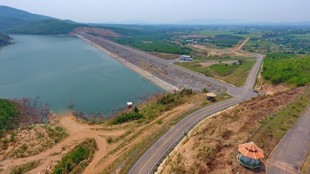 Mooie luchtfoto asfaltweg van het landschaps hoogste uitzicht