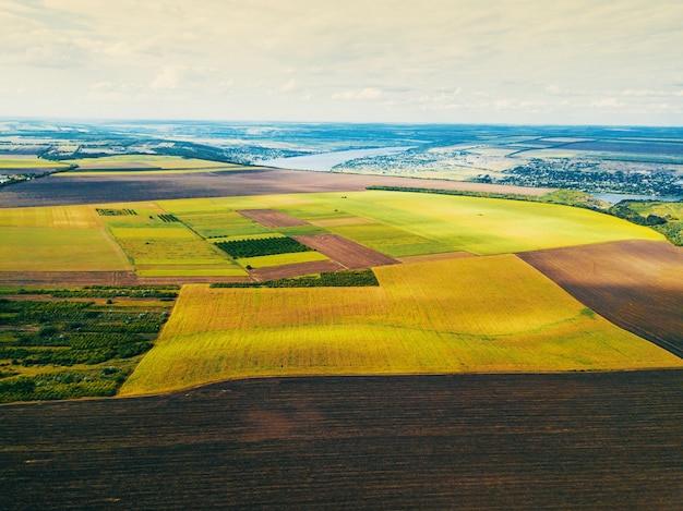 Mooie luchtfoto gemaakt met drone van verbazingwekkende landbouwvelden in de zomer.