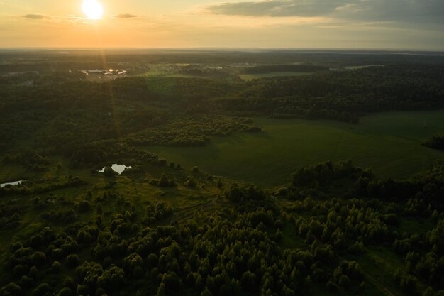 Foto mooie luchtfoto landschap op groene achtergrond prachtige natuur mooie natuurlijke landschap natuurlijke achtergrond vervoer door de lucht luchtfoto bovenaanzicht