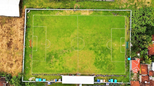 Foto mooie luchtfoto, natuurlijk panorama van bergen en dorp voor achtergrond.