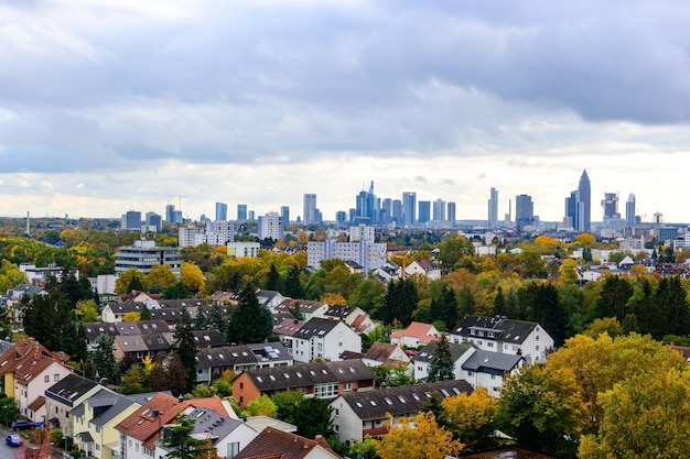 Mooie luchtfoto op de Europese financiële centrum stad Frankfurt am Main downtown skyline in het voorjaar blauwe lucht wolken groene bomen Hessen Duitsland