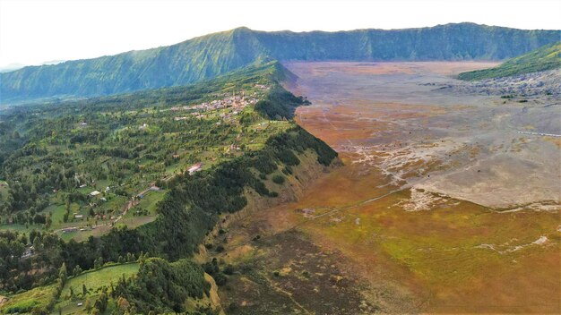 Foto mooie luchtfoto, panorama van de top van mount bromo voor de achtergrond.