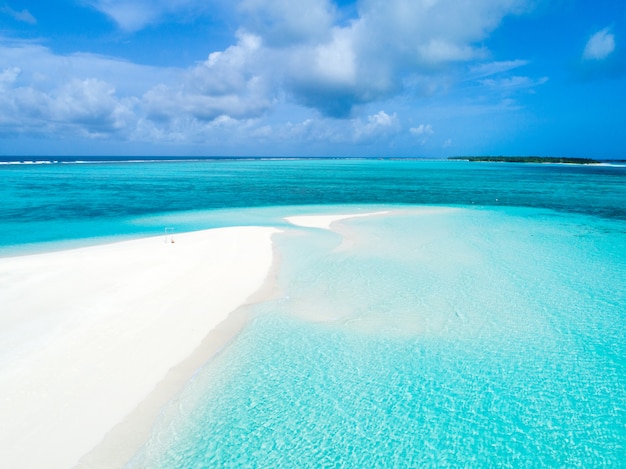 Mooie luchtfoto van de malediven en tropisch strand. reizen en vakantie concept