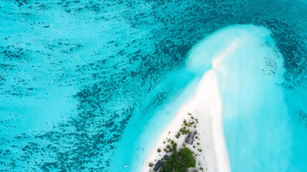 Mooie luchtfoto van de Malediven en tropisch strand. Reizen en vakantie concept