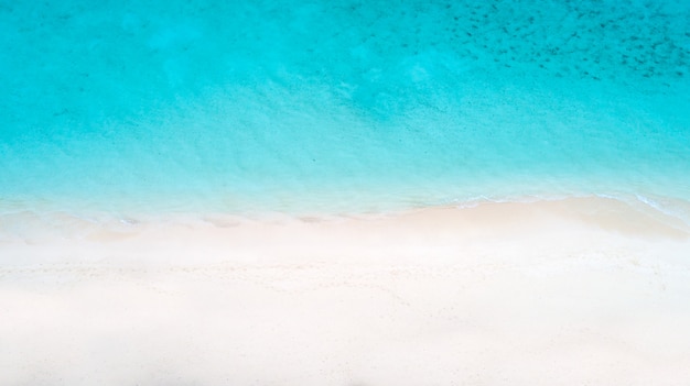 Mooie luchtfoto van de Malediven en tropisch strand. Reizen en vakantie concept