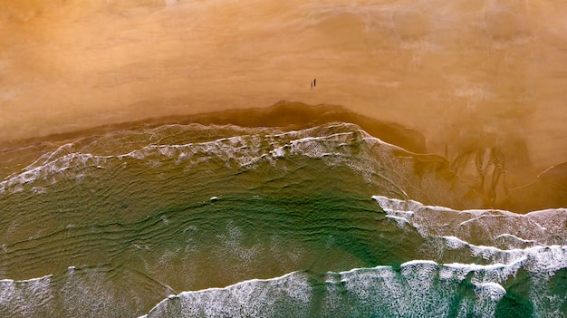 Mooie luchtfoto van een strand met golven