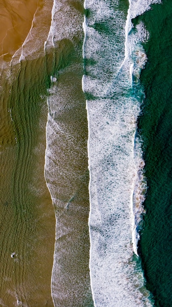 Mooie luchtfoto van een strand met golven