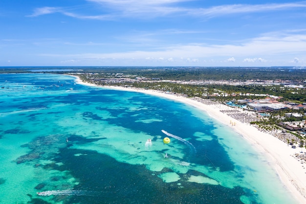 Mooie luchtfoto van het strand