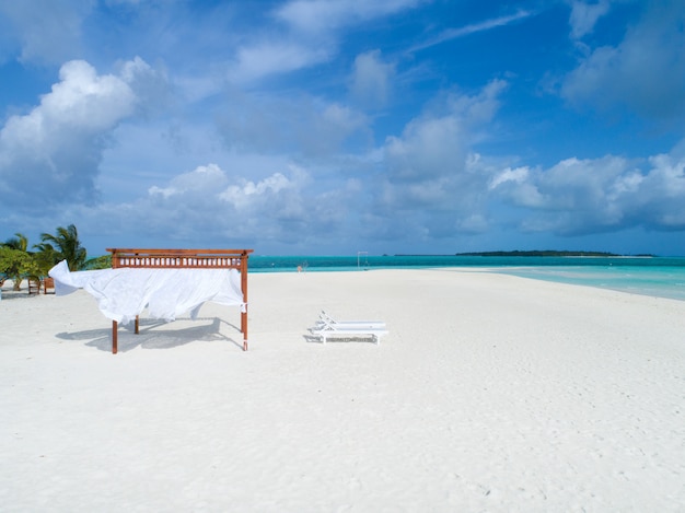 Mooie luchtfoto van Maldiven en tropisch strand. Reis- en vakantie concept