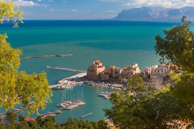 Mooie luchtfoto van middeleeuws fort in Cala Marina, haven in kuststad Castellammare del Golfo in de ochtend, Sicilië, Italië