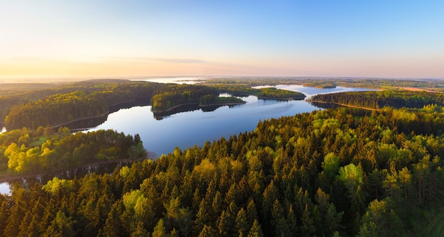 Mooie luchtfoto van Wit-Russisch meer