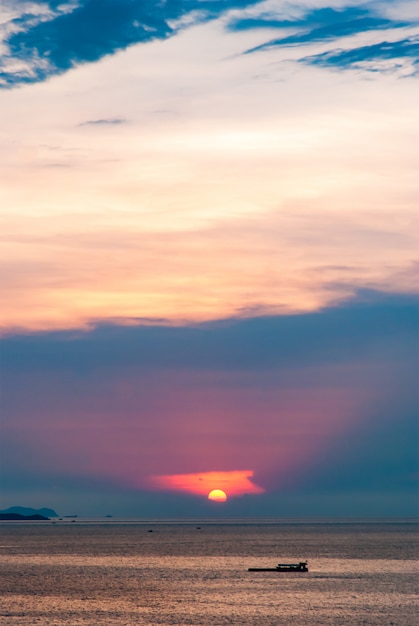 Foto mooie luchtmening van het overzees in de tijd van de zonsopgangschemering met de schaduwschaduw van schaduwboot