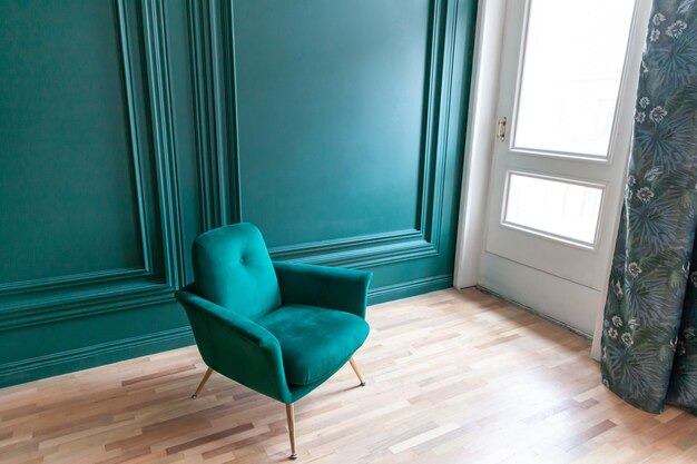 Mooie luxe klassieke blauwgroene schone binnenkamer in klassieke stijl met groene zachte fauteuil